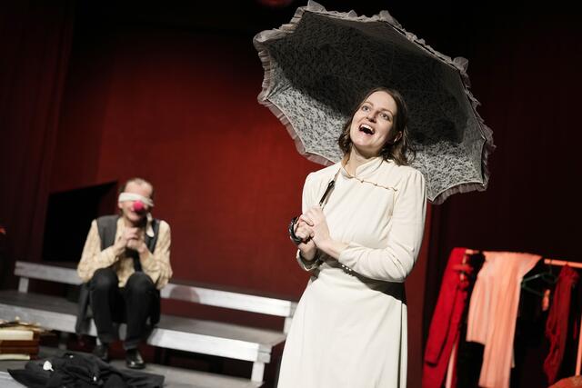 "Das kunstseidene Mädchen" ist randvoll gefüllt mit skurrilen und herzerwärmenden Episoden aus dem Leben von Doris, einer großen Träumerin, die es auf die Bühne drängt. | Foto: Reinhard Winkler