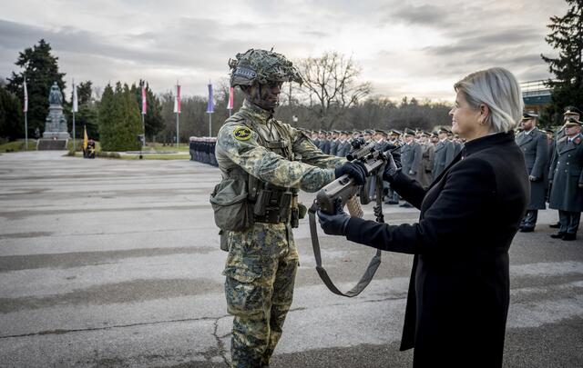 Klaudia Tanner bei der Übergabe der modifizierten Stg77. | Foto: bmlv