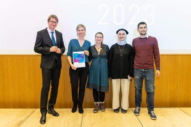 Ernst Gesslbauer freute sich, die Auszeichnung an Katja Lenič Salamun, Iulia Manda, Merve Duman und Goran Janevski (v.l.) vom Verein InterAktion überreichen zu dürfen – einem Verein, der seiner Ansicht nach mit seinem Engagement den europäischen Gedanken lebendig macht.
 | Foto: OeAD/APA-Fotoservice/Juhasz 
