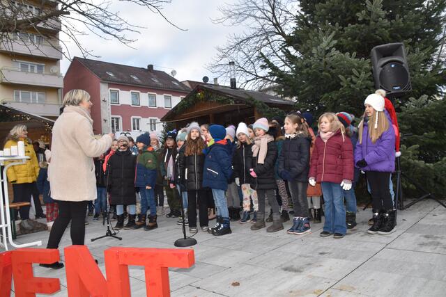 Die Volksschüler eröffneten mit Liedern und Gedichten. | Foto: Michael Strini
