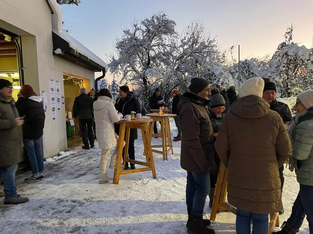 Der Punsch schmeckte aus den neuen "Unser Kleinrötz"-Häferln gleich nochmal so gut. | Foto: Unser Kleinrötz