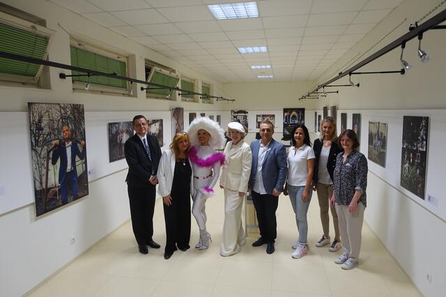 Museumsleiterin Petra Leban, Fotografin Barbara Essl, Bezirksvorsteher-Stellvertreterin Ramona Miletic, Manager Wiener Royal Orchester, Organisatorin Ortrun Gauper, Dragqueen Chi Chi Gonzales, Gästin, Konzertmeister Wiener Royal Orchester (von rechts) | Foto: Vicky Posch