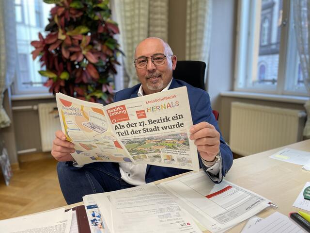 Bezirksvorsteher Peter Jagsch wirft einen Blick in die Schülerausgabe der BezirksZeitung. Ein erfolgreiches Projekt im Jahr 2023. | Foto: Michael J. Payer