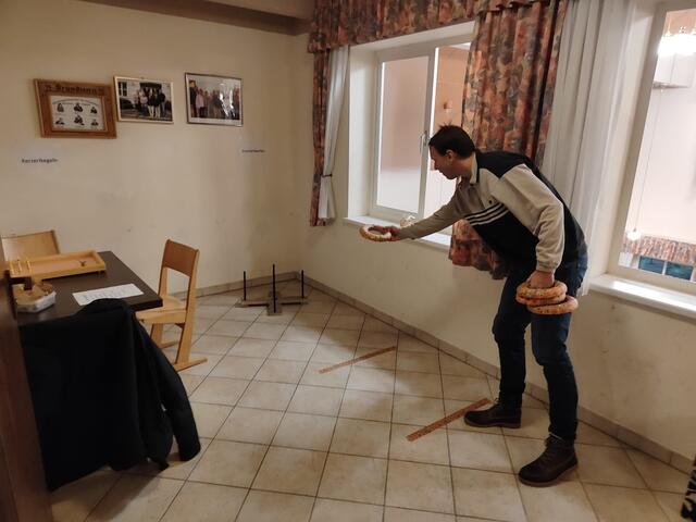 Neuer Kleinrötzer Volkssport – Kranzerlwerfen. | Foto: Unser Kleinrötz