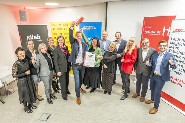 Andreas Halwachs und WKO-Regionalstellenleiterin Simone Pfeiffer im Kreis der Gratulanten. | Foto: Foto Fischer