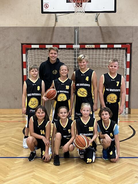 Die U12-Mannschaft des BBC Wolfsberg mit Trainer Patrick Dobert schlug die Wörthersee Piraten mit 41:45. | Foto: BBC Wolfsberg