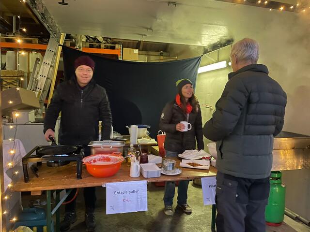 Lukas Leszkovics und Marion Lehner hielten an der Puffer- und Palatschinken-Front die Stellung. | Foto: Unser Kleinrötz