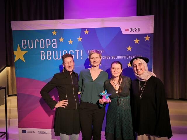 Bei der Verleihung in Wien: Faustina Verra, Logo Jugendmanagement GmbH mit Katja Lenič Šalamun, Iulia Manda und Merve Duman vom Verein InterAktion | Foto: InterAktion