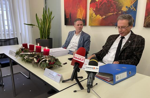 Stadtamtsdirektor Christian Theiss und Bürgermeister Fritz Kratzer präsentieren das Budget 2024 im Rahmen einer Pressekonferenz vor der Gemeinderatssitzung am Nachmittag. | Foto: Stadtgemeinde Kapfenberg 