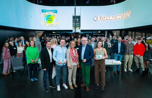 LH Mikl-Leitner, LH-Stellvertreter Pernkopf mit den Jugendlichen (ganz links Apnoetaucher Christian Redl). | Foto: Mauro Vitera