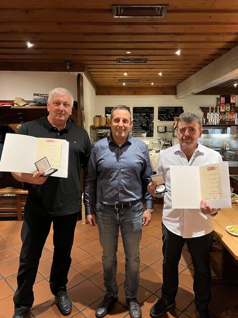 Pflasterer-Helfer Zoran Radovanovic (links) und Tomislav Milasinovic (rechts) mit Geschäftsinhaber Ivica Stojanovic (Bildmitte). | Foto: Ebert Pflaster GmbH