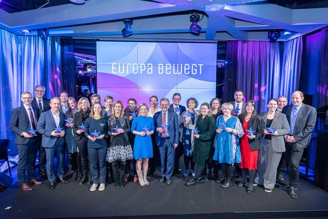 26 Bildungsakteurinnen und -akteure wurden in Wien für ihren Europa-Spirit und ihren Beitrag zum Erfolg der EU-Programme ausgezeichnet – darunter auch der Trofaiacher Verein InterAktion.
 | Foto: OeAD/APA-Fotoservice/Juhasz 