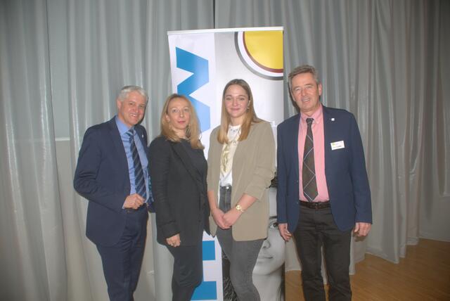 Direktor Adi Lackner, Margit Latschen (Absolventenverin), Schulsprecherin Valentina Rauter, Vizedirektor Herbert Lobak