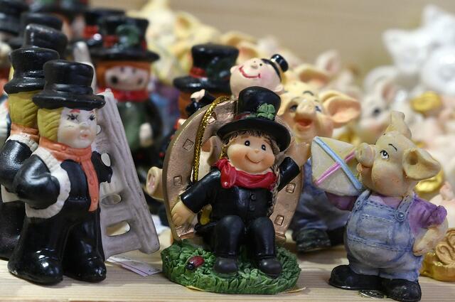  Glücksschweinderl, Glücksbringer, Silvesterartikel, Scherzartikel: Das ist die Liste der Sachen, die man bald in Wien an 196 verschiedenen Standorten bei den traditionellen Wiener Silvestermärkten kaufen kann. | Foto:  HANS PUNZ / APA / picturedesk.com