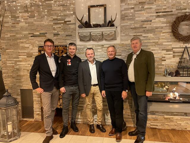 Unter anderem werden Reinfried Herbst (2.v.l.) und Hans Pum (2.v.r.) auf den Pisten der Grebenzen "Unterricht" geben. | Foto: RegionalMedien