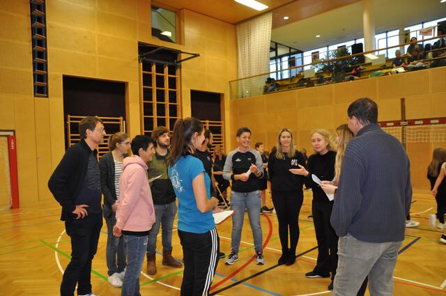 Letzte organisatorische Fragen der VolksschulpädagogInnen wurden vor dem Turnier beantwortet. | Foto: Dorn