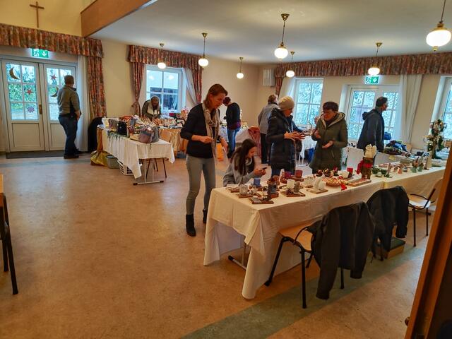 Ein kleiner aber feiner Adventmarkt lockte die Besucher zum Gustieren an. | Foto: Unser Kleinrötz