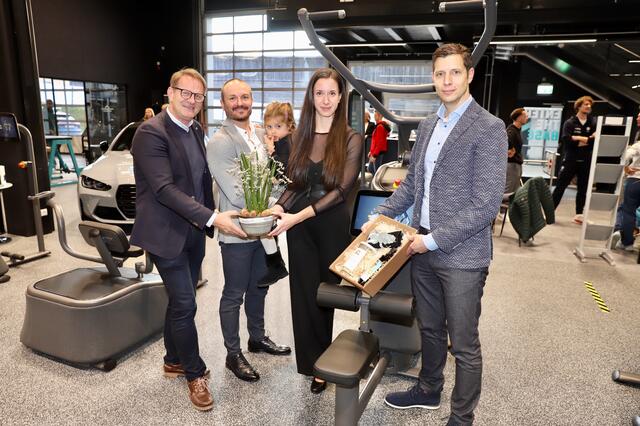 Bgm. Marcus Martschitsch und Stadtwerke-Chef Christoph Ehrenhöfer gratulierten Franz-Peter Pock und Partnerin Julia zur Eröffnung. | Foto: Alfred Mayer