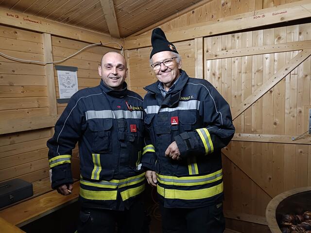 Thomas und Kurt hielten die Stellung beim Maroni-Ofen