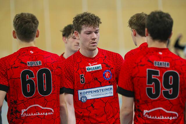 Enttäuschung nach der Niederlage gegen Leoben bei Fünfhaus-Spieler Sebastian Göller (Mitte) und seinen Teamkollegen Jonas Kofler (Nummer 60) und John Baxter (Nummer 59).  | Foto: Foto: WAT Fünfhaus/Xavi Vegas