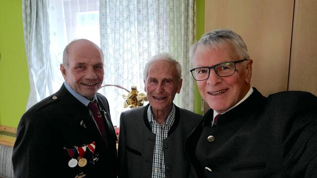 Foto von links: Obmann-Stellvertreter Franz Feiel, Jubilar Peter Pagitsch, Subkassier Franz Ferner | Foto: Kameradschaft Ramingstein