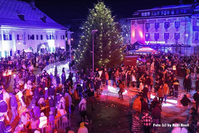 Zahlreiche Besucher ließen sich am Goiserer Marktplatz auch heuer wieder das Spektakel nicht entgehen!
