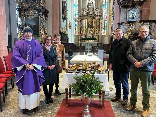 Dechant Zoltan Papp, BZV-Obfrau Margit Cuder, "Tafel"-Koordinatorin Hildegard Kraßnik, Imker Heinrich Meran Heinrich und Hubert Cuder (von links) bei der Ambrosiusmesse mit Honigspenden der Imker verschiedener Vereine. | Foto: Privat