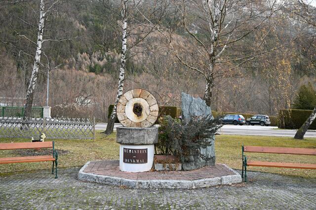 Denkmal in der Nähe der Kirche
