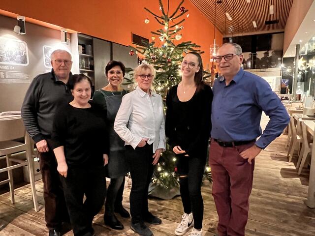 Das "Zum echten Leben-Team" beim Dezember-Stammtisch kurz vor Weihnachten 2023 | Foto: Andrea Glatzer