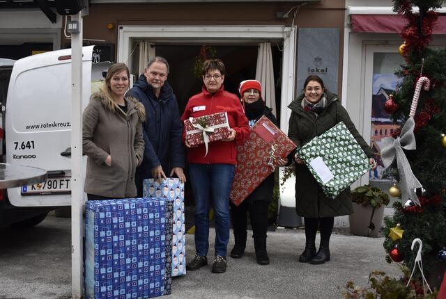 Bei der Geschenk-Abholung (von links): Yasmin Fritz-Jesse, Aaron Radaelli, Hildegard Kraßnik, Astrid Glantschnig, Elisabeth Kollitsch | Foto: RegionalMedien