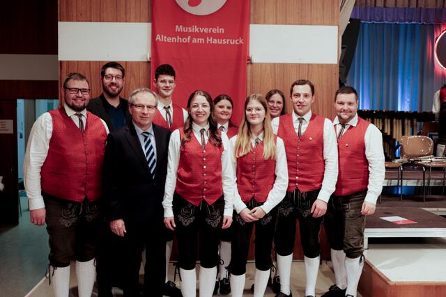 vlnr. Kapellmeister Stefan Voraberger, Bezirkskapellmeisterstellvertreter Florian Möseneder, Bürgermeister Wolfgang Klinger, Martin Wiesner, Marlene Seyfried, Karin Watzinger, Sophia Mayr, Marlene Bruckner, Tobias Petereder, Obmann Florian Aigner.