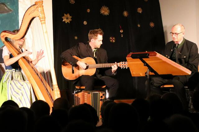 Dreiklang mit Harfe, Gitarre und Hackbrett