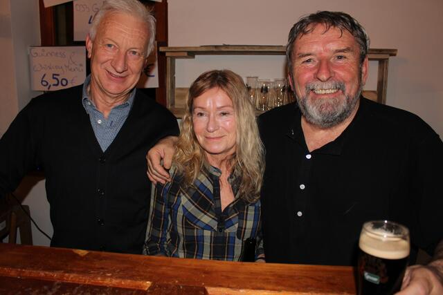 Maria und Desmond Doyle und Günter Hoffer (links im Bild), der die Gäste mit Irischen Getränken versorgt hat. | Foto: Helga Dietmaier