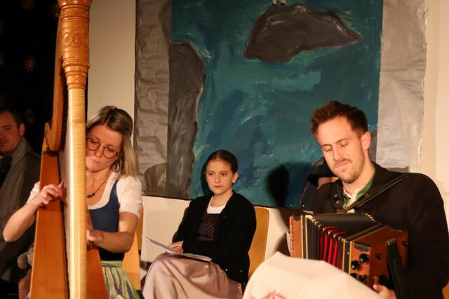 Julia Gruber auf der Harfe, begleitet von Jakob Nöhrer auf der Steirischen