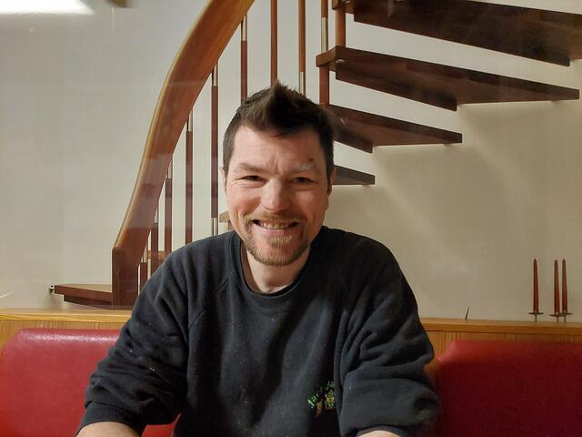 Schauspieler Christian Walzl beim Interview: Wir durften den hauptberuflichen Tischler im Pausenraum seines Arbeitsplatzes, der Firma Wiland Treppen, in St. Margarethen im Lungau besuchen. | Foto: Jasmin Elisabeth Pickl