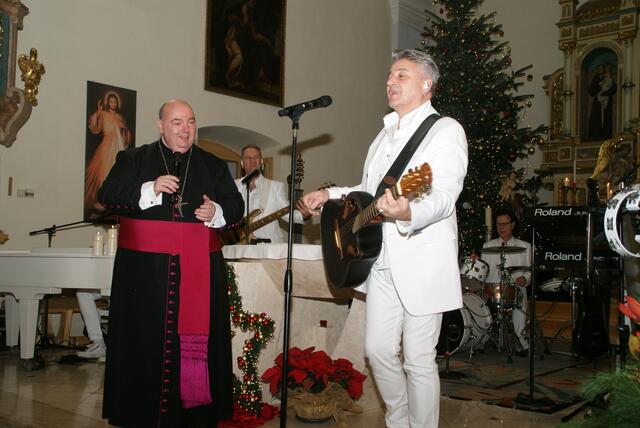 Kanonikus Franz Brei sang mit den "Paldauern" bekannte Weihnachtslieder. | Foto: Anna Maria Kaufmann