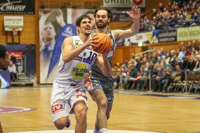 Die OCS Swans Gmunden unterliegen Klosterneuburg mit 72:84. | Foto: Kienesberger