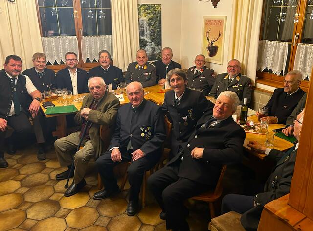 Oberschützenmeister und Obmann vom ÖKB-Ortsverband Wilfersdorf-Hobersdorf Josef Kohzina, Ehren-Vizepräsident des ÖKB-Landesverbandes Mag. Wolfgang Heuer, Bürgermeister von Mistelbach Erich Stubenvoll, Obmann vom ÖKB-Stadtverband Mistelbach Walter Ofenauer, Bataillonskommandanten der Bolfraskaserne Mistelbach Oberst Hans-Peter Hohlweg, ÖKB-Bezirksobmann und Obmann des Ortsverbandes Schrick Hans Lehner, UOG-Obmann Vizeleutnant Andreas Posch, Stabswachtmeister Christian Luckner, Ehrenmitglied Oberst in Ruhe Hermann Sodomka, Kamerad Stefan Menyhart, ältester Kamerad und Weltkriegsteilnehmer Herbert Schmidt, Fähnrich Franz Eibel, Fahnenbegleiter Christian Rohringer, Kamerad Walter Tröstl. | Foto: ÖKB