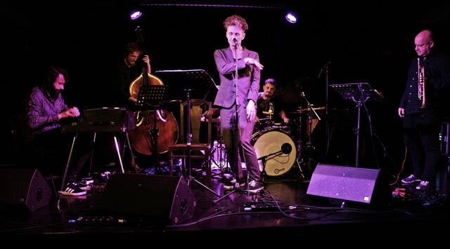 Michael Tiefenbacher-Fender Rhodes, Philipp Kienberger-Kontrabass, Christian Reiner an der Stimme, Raphael Meinhart-Schlagzeug, Multipercussion, Vibraphon sowie Martin Ohrwalder-Trompete lieferten einen eindrucksvollen Abend der Musik und Wort in höchstem Anspruch zusammenführte.