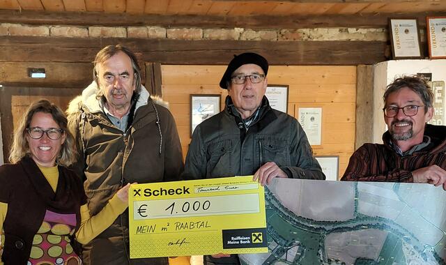 Patrizia und David Oberkofler (rechts) spendeten für den Verein "Mein Quadratmeter Raabtal". | Foto: Oberkofler