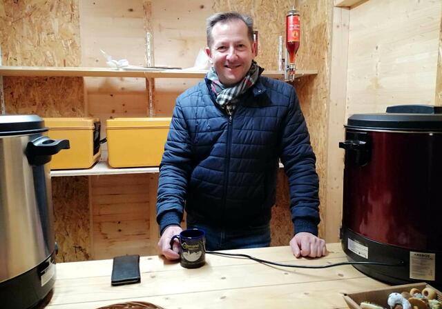 Roßleithens Bürgermeister Kurt Pawluk lud auf Punsch und Kekse vor dem Gemeindeamt ein.  | Foto:  Herbert Redtenbacher