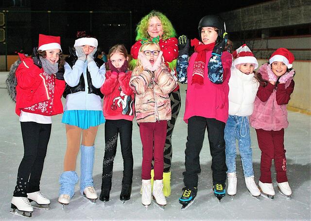 A-Kurskinder Erik, Hermine, Jana, Juliana, Sarah, Sofiya und Viktoria mit ihrer Trainerin Tamara Lindl als Grinch | Foto: Lindl/Luckenberger