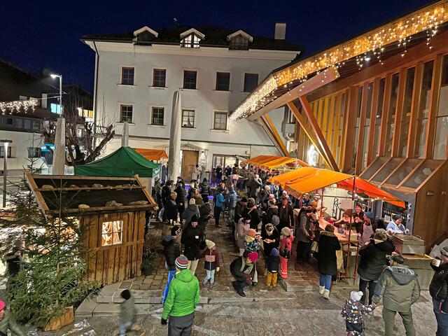 Großer Andrang beim 17. Aldiger Adventnachmittag bei der Aldranser Dorfkrippe vor dem Gemeindesaal. | Foto: Julius Skamen