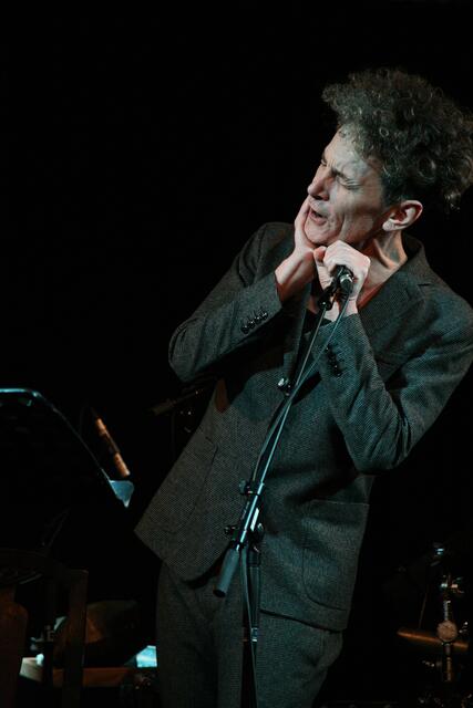 Christian Reiner fasziniert mit enorm wandlungsfähriger Stimme und großem Sprachgefühl. 