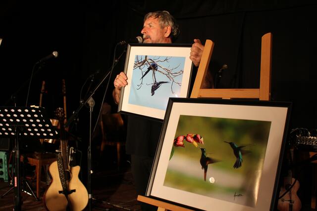 Zwei Vogelfotografien von Anuradha Sarup wurden im Anschluss an die Konzerte verlost.  | Foto: Helga Dietmaier