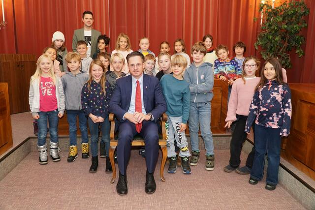 Die Schüler der Klasse 3 blau mit ihrem Klassenlehrer Lukas Landstetter aus der Volksschule Albrechtstraße zu Besuch bei Bürgermeister Stefan Schmuckenschlager im Rathaus. | Foto: Stadtgemeinde Klosterneuburg / Lutz