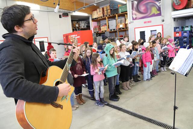 Die Volksschulkinder aus Siegendorf verbreiteten Weihnachtsstimmung im Ort.  | Foto: VS Siegendorf