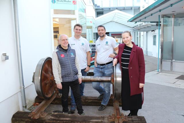 Obmann Gerhard Klement, Obmann-Stellvertreter David Klug, Schriftführer-Stellvertreter Thomas Wimmler und Redakteurin Katrin Löschnig vor der Modellbahn Deutschlandsberg (v.l.). | Foto: Löschnig