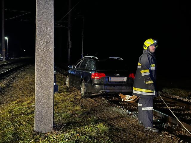 Der PKW im Gleisbett | Foto: FF Vitis