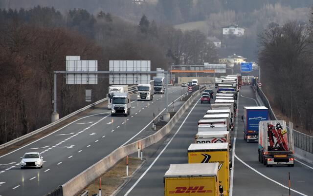 In den ersten zehn Monaten waren 2023 auf Tirols Autobahnen mehr Pkw unterwegs als im Vergleichszeitraum des Vorjahres, wie eine aktuelle VCÖ-Analyse auf Basis von Daten der Asfinag zeigt. | Foto: ZOOM.Tirol/BB Archiv